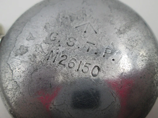 Reloj de bolsillo militar. Metal plateado. Esfera negra. Cuerda manual. Segundero. Suiza. 1940