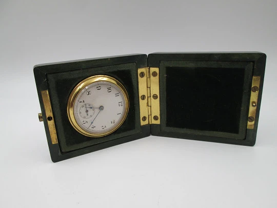 Reloj de escritorio y viaje Waterbury. Cuerda manual. Estuche de madera. 1920. EEUU Reloj de escritorio y viaje Waterbury. Cuerda manual. Estuche de madera. 1920. EEUU