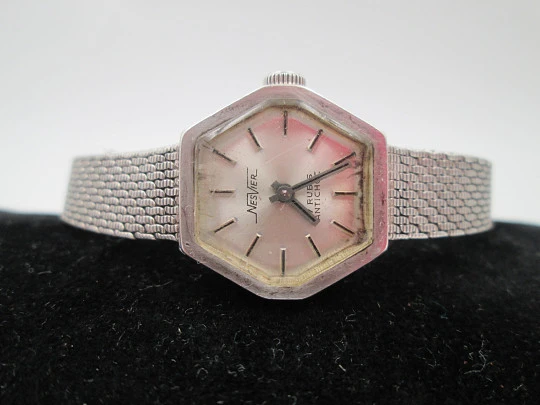 Reloj de mujer Nesvier. Cuerda manual. Plata de ley 835. Brazalete. Suiza. 1970