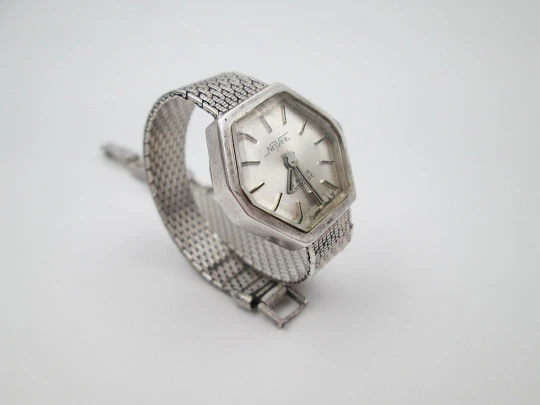 Reloj de mujer Nesvier. Cuerda manual. Plata de ley 835. Brazalete. Suiza. 1970