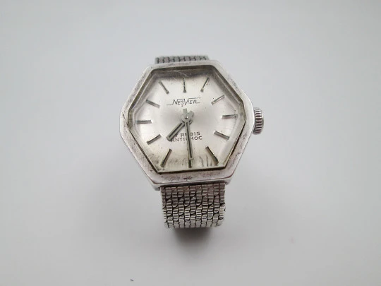 Reloj de mujer Nesvier. Cuerda manual. Plata de ley 835. Brazalete. Suiza. 1970