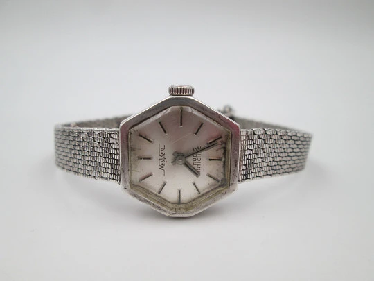 Reloj de mujer Nesvier. Cuerda manual. Plata de ley 835. Brazalete. Suiza. 1970