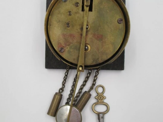 Reloj de pared en miniatura. Años 40-50. Pendolín. Madera pintada