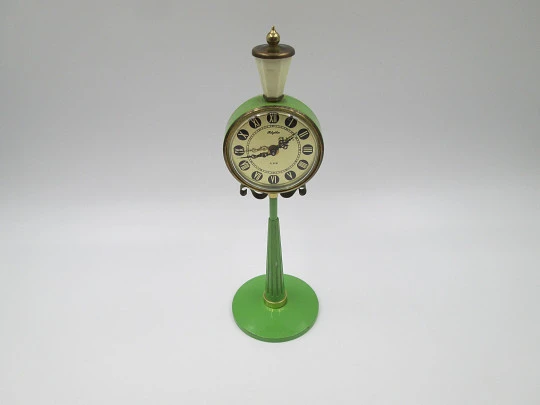Reloj de sobremesa con alarma Rhythm. Forma de farola. Latón y metal lacado verde