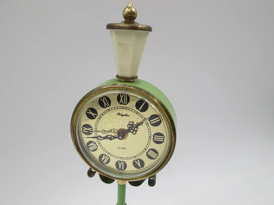 Reloj de sobremesa con alarma Rhythm. Forma de farola. Latón y metal lacado verde