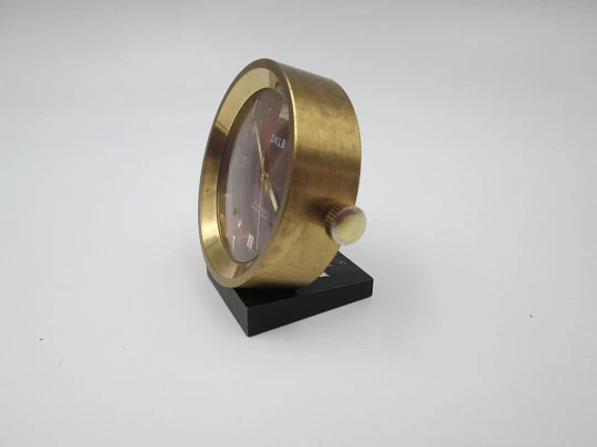 Reloj de sobremesa y viaje DKLB. Cuerda manual. Calendario. Bronce. Europe. 1970 Reloj de sobremesa y viaje DKLB. Cuerda manual. Calendario. Bronce. Europe. 1970