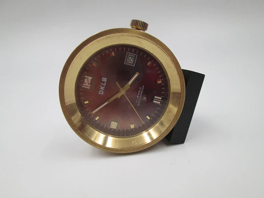 Reloj de sobremesa y viaje DKLB. Cuerda manual. Calendario. Bronce. Europe. 1970 Reloj de sobremesa y viaje DKLB. Cuerda manual. Calendario. Bronce. Europe. 1970