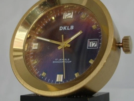 Reloj de sobremesa y viaje DKLB. Cuerda manual. Calendario. Bronce. Europe. 1970 Reloj de sobremesa y viaje DKLB. Cuerda manual. Calendario. Bronce. Europe. 1970
