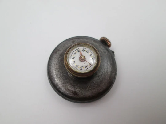 Reloj de solapa. Hierro y metal dorado. Esfera blanca. 1890. Cuerda remontoir. Suiza