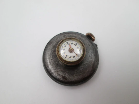 Reloj de solapa. Hierro y metal dorado. Esfera blanca. 1890. Cuerda remontoir. Suiza
