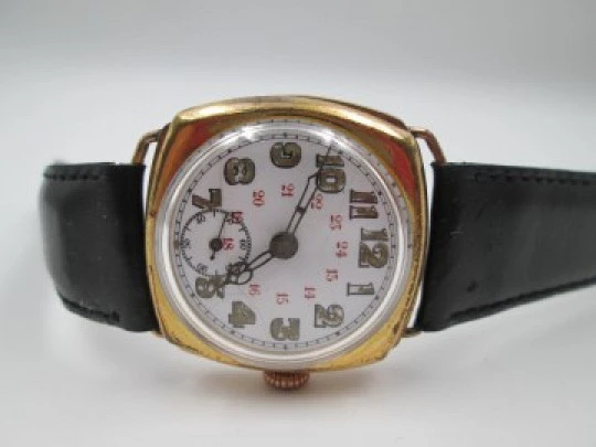 Reloj de trinchera. Chapado en oro. Caja cuadrada. Asas fijas. Cuerda. 1920