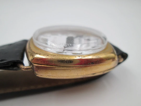 Reloj de trinchera. Chapado en oro. Caja cuadrada. Asas fijas. Cuerda. 1920