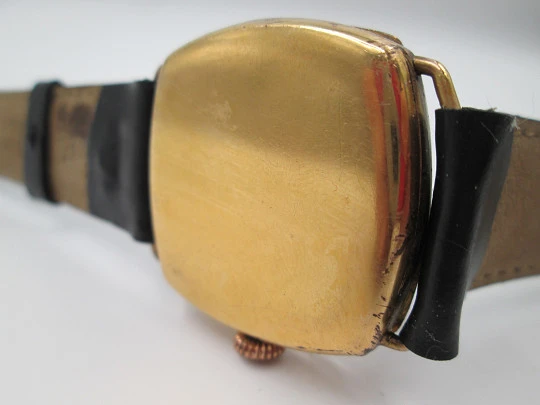 Reloj de trinchera. Chapado en oro. Caja cuadrada. Asas fijas. Cuerda. 1920