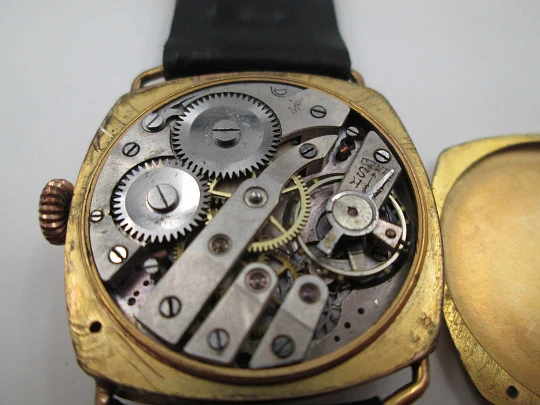 Reloj de trinchera. Chapado en oro. Caja cuadrada. Asas fijas. Cuerda. 1920