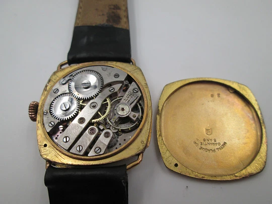 Reloj de trinchera. Chapado en oro. Caja cuadrada. Asas fijas. Cuerda. 1920