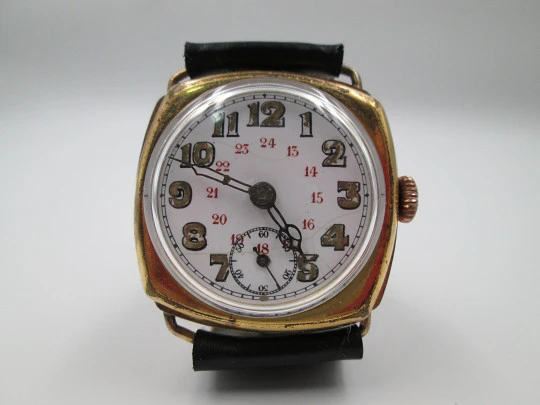 Reloj de trinchera. Chapado en oro. Caja cuadrada. Asas fijas. Cuerda. 1920
