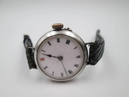 Reloj de trinchera. Plata ley. Esfera porcelana. Asas fijas. Cuerda. 1920