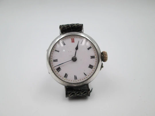 Reloj de trinchera. Plata ley. Esfera porcelana. Asas fijas. Cuerda. 1920