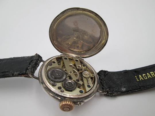 Reloj de trinchera. Plata ley. Esfera porcelana. Asas fijas. Cuerda. 1920