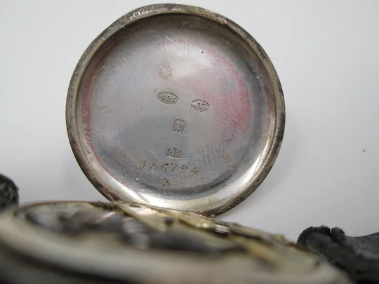 Reloj de trinchera. Plata ley. Esfera porcelana. Asas fijas. Cuerda. 1920