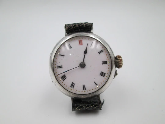 Reloj de trinchera. Plata ley. Esfera porcelana. Asas fijas. Cuerda. 1920