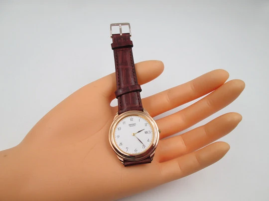 Reloj de vestir de cuarzo para caballero Seiko. Acero y chapado en oro. Calendario. 1980