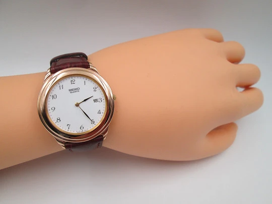 Reloj de vestir de cuarzo para caballero Seiko. Acero y chapado en oro. Calendario. 1980
