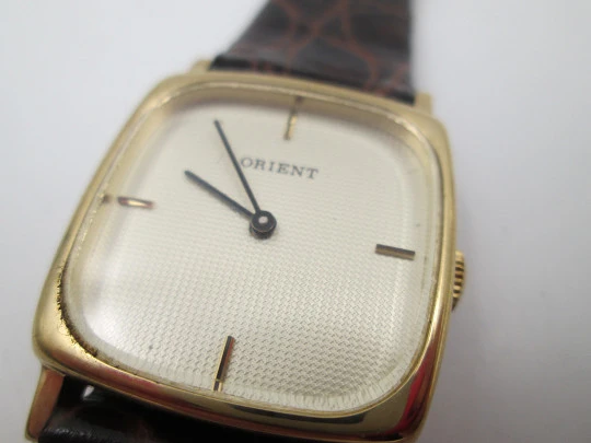 Reloj de vestir para mujer Orient. Chapado oro y acero inoxidable. Cuerda manual. 1980