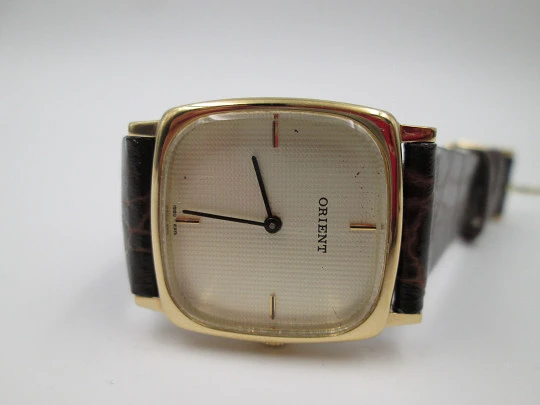 Reloj de vestir para mujer Orient. Chapado oro y acero inoxidable. Cuerda manual. 1980