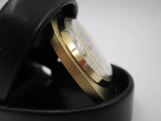 Reloj de viaje con alarma Jaeger LeCoultre Memovox. Chapado en oro. Estuche. 1970