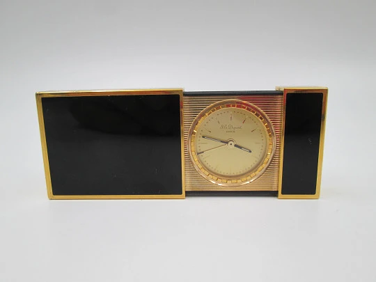 Reloj de viaje con alarma S.T. Dupont París. Laca de China y chapado oro. Cuarzo. 1980