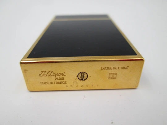 Reloj de viaje con alarma S.T. Dupont París. Laca de China y chapado oro. Cuarzo. 1980