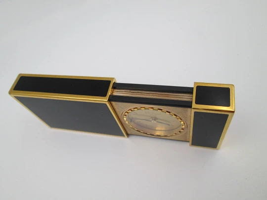 Reloj de viaje con alarma S.T. Dupont París. Laca de China y chapado oro. Cuarzo. 1980