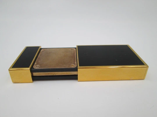 Reloj de viaje con alarma S.T. Dupont París. Laca de China y chapado oro. Cuarzo. 1980