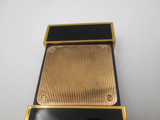 Reloj de viaje con alarma S.T. Dupont París. Laca de China y chapado oro. Cuarzo. 1980