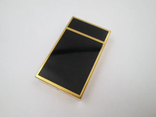 Reloj de viaje con alarma S.T. Dupont París. Laca de China y chapado oro. Cuarzo. 1980