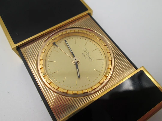 Reloj de viaje con alarma S.T. Dupont París. Laca de China y chapado oro. Cuarzo. 1980