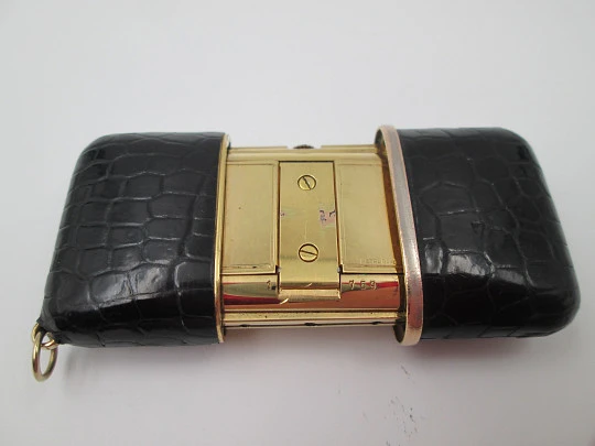 Reloj de viaje Movado Ermetoscope. Chapado en oro y piel cocodrilo. Calendario. 1950