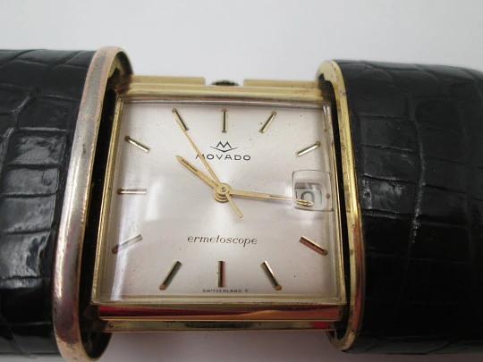 Reloj de viaje Movado Ermetoscope. Chapado en oro y piel cocodrilo. Calendario. 1950