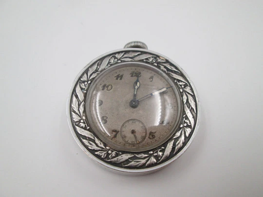 Reloj de viaje y escritorio. Plata de ley 935. Cuerda manual. Segundero. 1940. Suiza