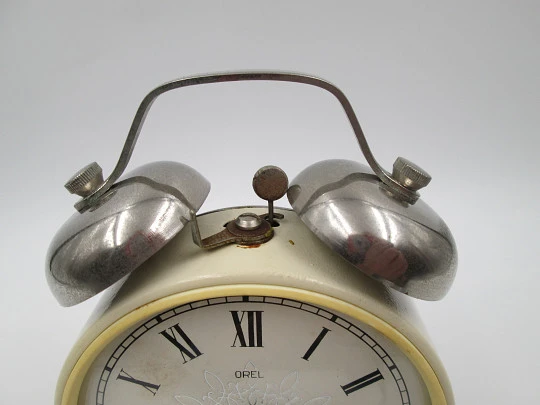 Reloj despertador de mesa Orel. Plástico bicolor y metal plateado. Cuerda. URSS. 1970 Reloj despertador de mesa Orel. Plástico bicolor y metal plateado. Cuerda. URSS. 1970