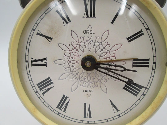 Reloj despertador de mesa Orel. Plástico bicolor y metal plateado. Cuerda. URSS. 1970 Reloj despertador de mesa Orel. Plástico bicolor y metal plateado. Cuerda. URSS. 1970
