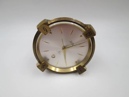 Reloj despertador de sobremesa pisapapeles Swiza. Cuerda manual. Calendario. Bronce Reloj despertador de sobremesa pisapapeles Swiza. Cuerda manual. Calendario. Bronce