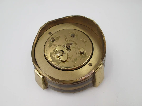 Reloj despertador de sobremesa pisapapeles Swiza. Cuerda manual. Calendario. Bronce Reloj despertador de sobremesa pisapapeles Swiza. Cuerda manual. Calendario. Bronce