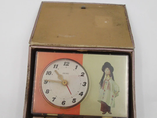 Reloj despertador de sobremesa Seiko Puppet. Forma de libro. Cuerda manual. Japón. 1970 Reloj despertador de sobremesa Seiko Puppet. Forma de libro. Cuerda manual. Japón. 1970