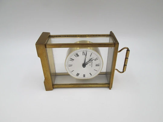 Reloj despertador de sobremesa Swiza 8 días cuerda. Bronce. Esfera gris. Suiza. 1970 Reloj despertador de sobremesa Swiza 8 días cuerda. Bronce. Esfera gris. Suiza. 1970