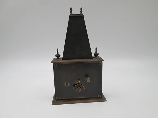 Reloj despertador de sobremesa Swiza 8 días cuerda. Forma de chimenea. Bronce. 1970 Reloj despertador de sobremesa Swiza 8 días cuerda. Forma de chimenea. Bronce. 1970