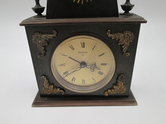 Reloj despertador de sobremesa Swiza 8 días cuerda. Forma de chimenea. Bronce. 1970 Reloj despertador de sobremesa Swiza 8 días cuerda. Forma de chimenea. Bronce. 1970