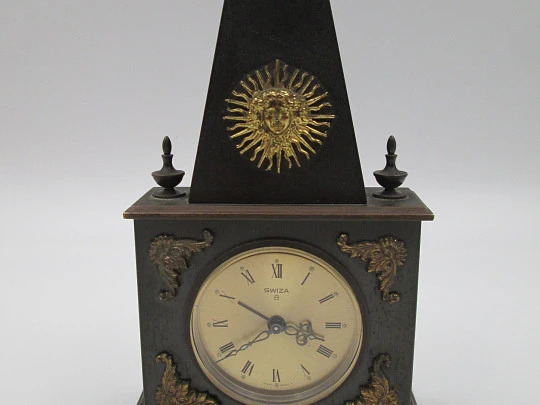 Reloj despertador de sobremesa Swiza 8 días cuerda. Forma de chimenea. Bronce. 1970 Reloj despertador de sobremesa Swiza 8 días cuerda. Forma de chimenea. Bronce. 1970