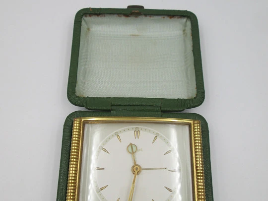 Reloj despertador de sobremesa y viaje Kienzle. Cuerda manual. Metal dorado Reloj despertador de sobremesa y viaje Kienzle. Cuerda manual. Metal dorado